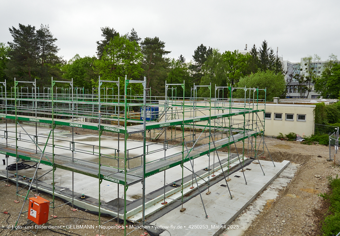 14.05.2023 - Ein Kran für die Baustelle Haus für Kinder in Neuperlach